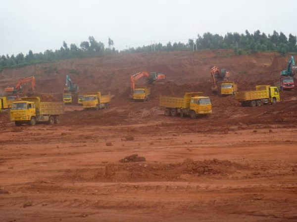 云南盛翔----------中聯(lián)市場(chǎng)管理有限公司安寧金方工業(yè)園區(qū)場(chǎng)地平整工程