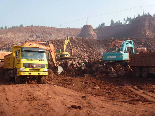 云南盛翔----------中聯(lián)市場(chǎng)管理有限公司安寧金方工業(yè)園區(qū)場(chǎng)地平整工程