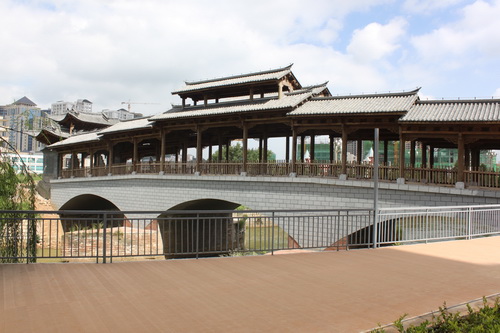 原安寧縣離退休領(lǐng)導(dǎo)參加遙岑樓、永安  橋恢復(fù)重建建成揭牌儀式