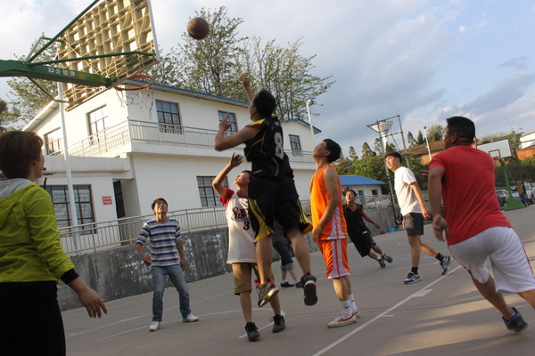 公司與安寧市水務(wù)局舉行籃球聯(lián)誼比賽