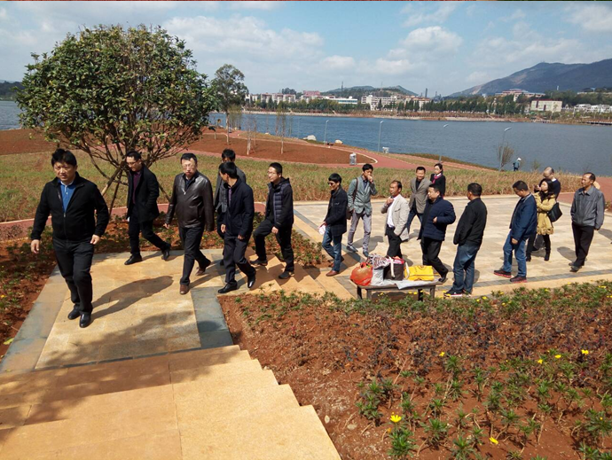 寧湖新城管委會(huì)王副主任組織相關(guān)領(lǐng)導(dǎo)到我司監(jiān)理的安寧市寧湖公園及寧湖濕地公園視察