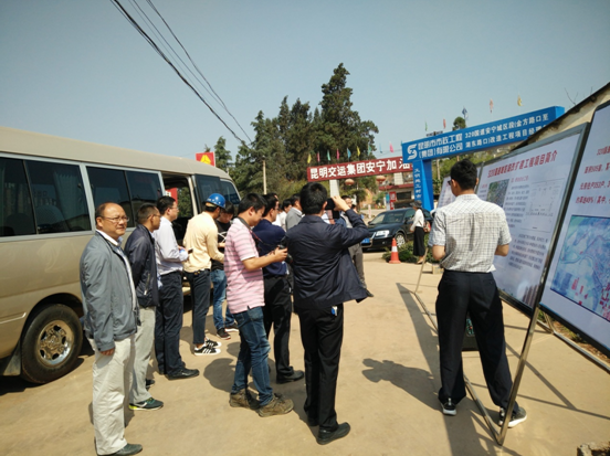 滇中產業(yè)新區(qū)管委會領導到我司監(jiān)理的320國道安寧城區(qū)金方路口至湖東路口段改造工程項目視察