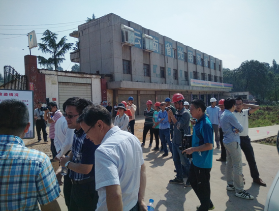 滇中產業(yè)新區(qū)管委會領導到我司監(jiān)理的320國道安寧城區(qū)金方路口至湖東路口段改造工程項目視察