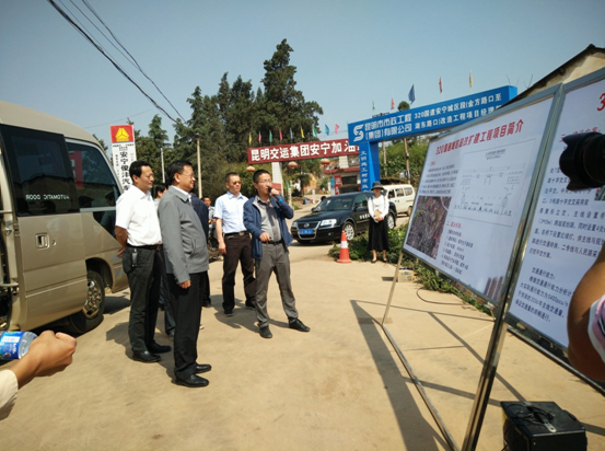 滇中產業(yè)新區(qū)管委會領導到我司監(jiān)理的320國道安寧城區(qū)金方路口至湖東路口段改造工程項目視察