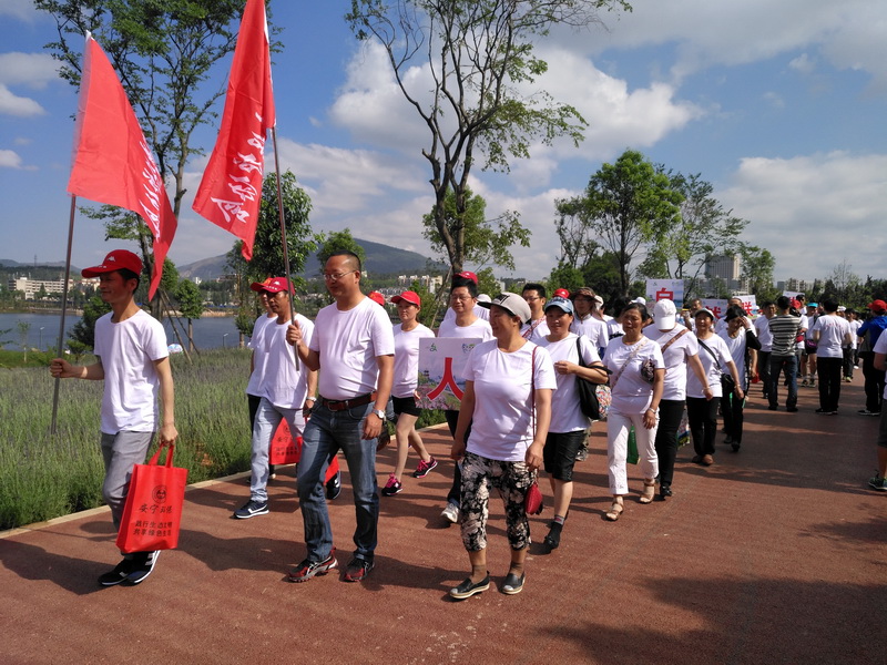 “綠水青山就是金山銀山，文明城市創(chuàng)建你我同參與”綠色出行、千人走寧湖活動(dòng)