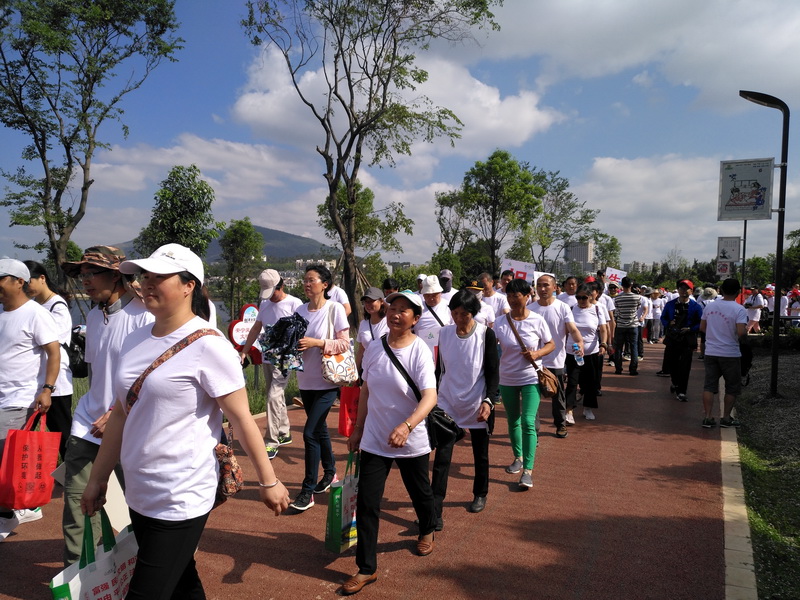 “綠水青山就是金山銀山，文明城市創(chuàng)建你我同參與”綠色出行、千人走寧湖活動(dòng)