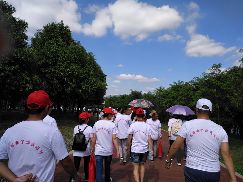 “綠水青山就是金山銀山，文明城市創(chuàng)建你我同參與”綠色出行、千人走寧湖活動(dòng)