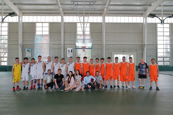 公司與云南工藝美術(shù)學(xué)校進(jìn)行籃球友誼賽