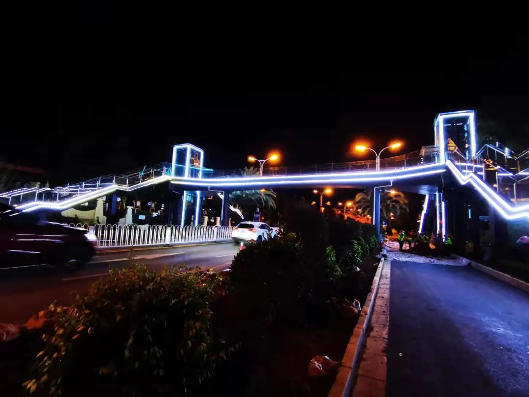 安寧市中華路第一小學(xué)節(jié)點(diǎn)人行天橋正式通行