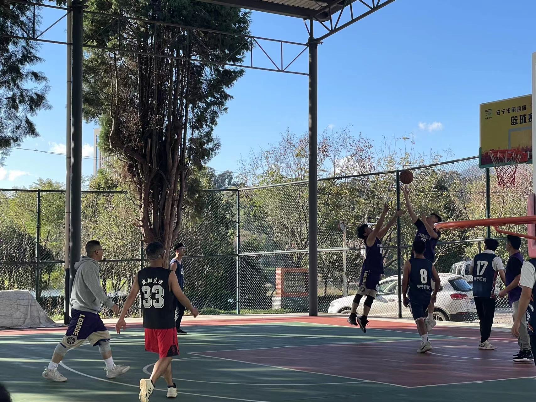 迎“籃”而上 熱血拼搏 ——盛翔籃球隊(duì)與興育、職教聯(lián)隊(duì)開展籃球友誼賽