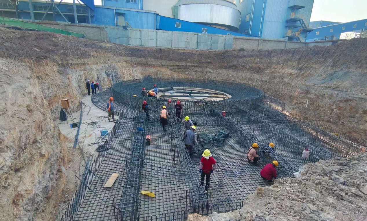 云南祥豐石化有限公司年產(chǎn)30萬噸新型高塔混肥項目復(fù)合肥高塔造粒塔封頂