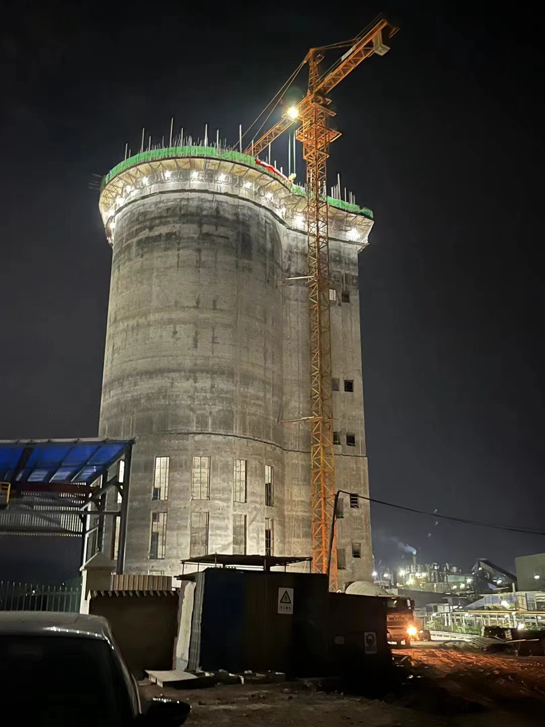 云南祥豐石化有限公司年產(chǎn)30萬噸新型高塔混肥項目復(fù)合肥高塔造粒塔封頂