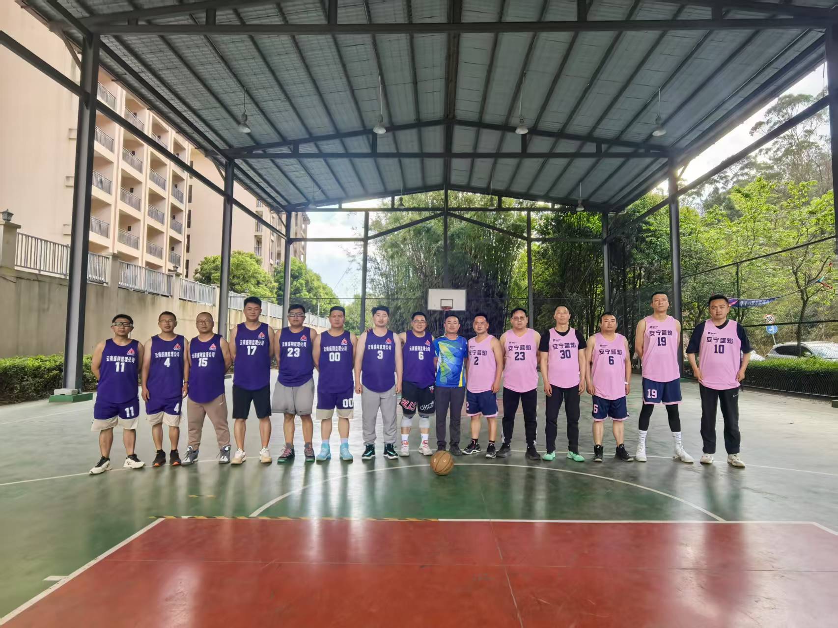 活力賽場(chǎng) 賽出團(tuán)結(jié) ——盛翔監(jiān)理公司和藍(lán)焰燃?xì)夤鹃_展籃球友誼賽